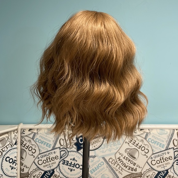 Caramel blonde short synthetic wig - Picture 3 of 7